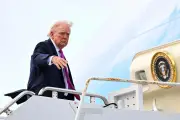 Trump annonce un accord pétrolier avec l'Iran et menace l'île de Kharg
