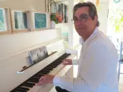 Un ancien instituteur de Marseille sort enfin son premier CD « La Digue » après 45 ans d'attente