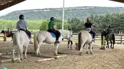 Un après-midi poney inoubliable offert aux enfants par le CCAS de Laudun-l'Ardoise