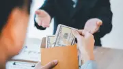 Un banquier d'Antibes détourne 91 000 euros en imitant la signature d'une cliente
