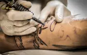 Un Britannique condamné à 3 ans pour avoir tatoué trois enfants de façon permanente