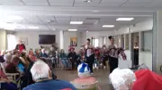 Un carnaval cabaret enchante les résidents de l'Ehpad Paul-Gache aux Angles