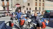Un couple d'artistes traverse la France à vélo sans itinéraire fixe