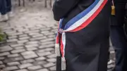 Un maire mis en examen pour viols réélu au premier tour, il siège sous escorte