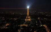 Un manadier demande en mariage sa compagne au pied de la tour Eiffel avec son cheval Camargue