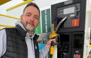 Un pompiste aveyronnais résiste à la flambée des prix du carburant