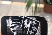 Un sticker néonazi avec Hitler découvert dans le Vieux-Nice : « Nice c’est l’Allemagne »