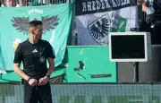Un supporter débranche l'écran VAR lors d'un match de Bundesliga 2