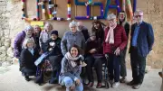Un village de l'Hérault transformé par un tricot urbain géant réalisé par des seniors