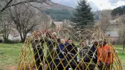 Une cabane en osier vivant naît au parc Arnal grâce à des bénévoles lozériens