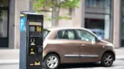 Une octogénaire britannique conteste une amende de stationnement après un horodateur défaillant