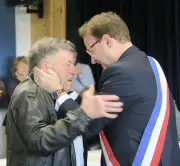 Vendays-Montalivet : un maire reçoit son écharpe tricolore des mains de son grand-père