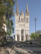Verrue ou dialogue harmonieux ? L'extension moderne de la cathédrale d'Angers crée la polémique