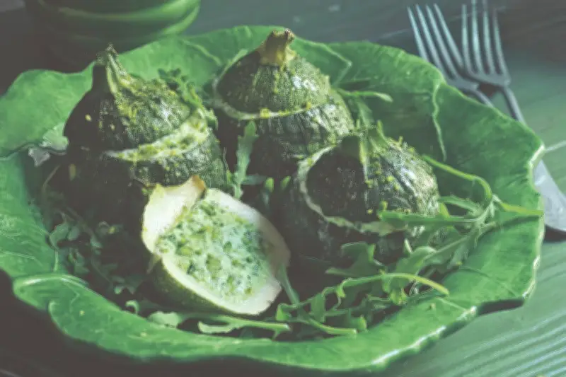 Courgettes farcies au brocciu : une recette printanière corse simple et colorée