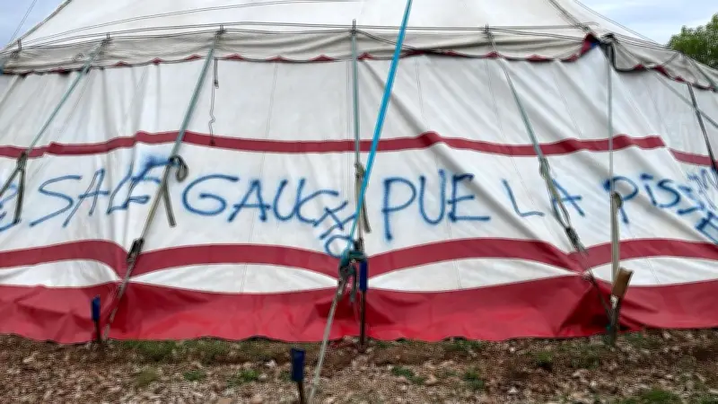 Tags favorables au RN sur un chapiteau de festival à Viols-le-Fort