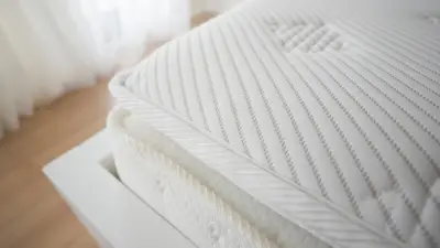 À 85 ans, elle gagne près d'un million de dollars au ticket à gratter et s'offre un matelas