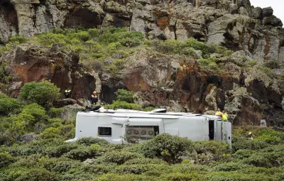Accident mortel d'un bus touristique à La Gomera : un mort et quatorze blessés