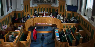Anatomie d'une chute : la fresque de la justice à Saintes