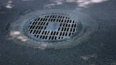 Avignon : une femme blessée par une plaque d'égout mal fixée attaque la mairie en justice