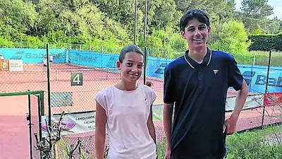 Bagnols Tennis : Clémence et Hayden, deux jeunes talents en pleine ascension