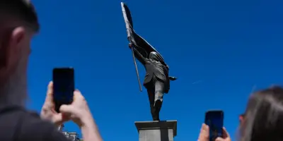 Banksy revendique une statue à Londres : un homme brandissant un drapeau