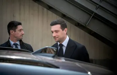 Bardella officialise son idylle dans Paris Match : une stratégie pour 2027 ?