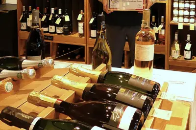 Benjamin Holvoet, maître caviste au Cannet-des-Maures, incarne la revitalisation commerciale par l'expertise