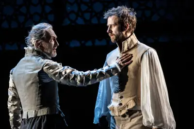 Benjamin Lavernhe éblouit en Rodrigue dans 'Le Cid' de Podalydès à la Comédie-Française