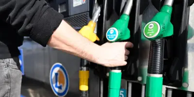 Carburant : le SP95 dépasse 2 euros le litre, le débat fiscal s'intensifie