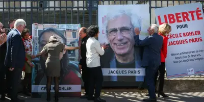 Cécile Kohler et Jacques Paris, anciens otages en Iran, retirent leurs portraits de l'Assemblée nationale