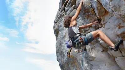 Chute de pierres mortelle à Montserrat : un grimpeur décède, une femme en état critique
