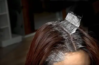 Colorations capillaires : l'Anses alerte sur des réactions allergiques graves