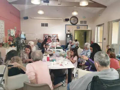 Couture intergénérationnelle : enfants et aînés créent des costumes