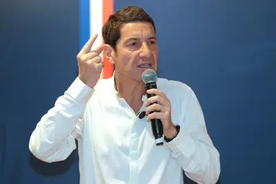 David Lisnard lance sa campagne présidentielle avec une broyeuse contre la bureaucratie