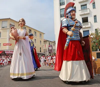 Dax célèbre le gigantisme avec le festival Têtes en l'air et son mastodonte d'osier