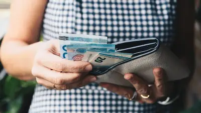 Deux étudiantes rendent un portefeuille avec 1 332 €, sauvant un véhicule pour handicapés