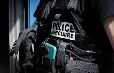 Drame conjugal à Paris : une femme de 36 ans décède après une chute, son compagnon réalisateur en garde à vue
