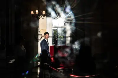 Gabriel Attal se dévoile dans un livre où il redessine le portrait d'Emmanuel Macron