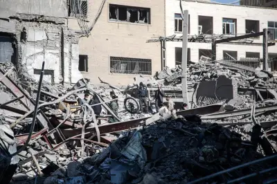 Guerre au Moyen-Orient : Trump promet des frappes dures contre l'Iran, le pétrole flambe