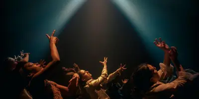 Hofesh Shechter électrise les corps avec 'In the Brain' au Théâtre des Abbesses