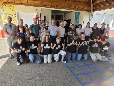 Huit adolescents récompensés pour la rénovation de leur école lors d'un chantier jeunes