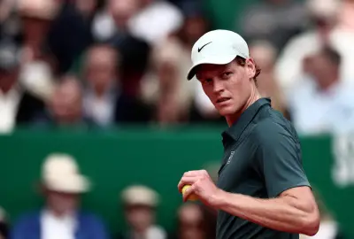 Jannik Sinner se qualifie pour sa première finale à Monte-Carlo après une victoire sur Zverev