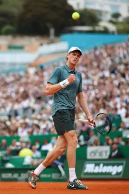 Jannik Sinner triomphe à Monte-Carlo et devient le nouveau numéro un mondial