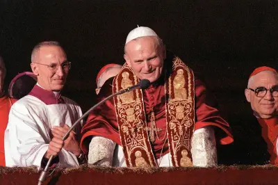 Jean-Paul II : Retour en images sur les débuts marquants de son long pontificat