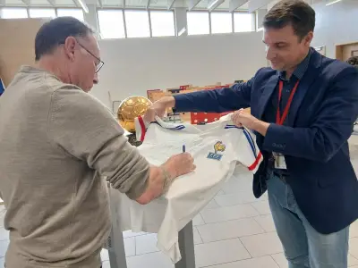 Jean-Pierre Papin, Ballon d'Or 1991, partage son parcours et son engagement avec des collégiens bordelais