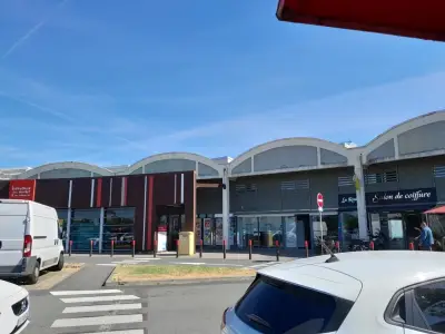 La Rotonde : départ de Mag'Presse et arrivée d'un bar à bière