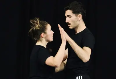 Le duo Ninika dévoile « UDA », une pièce de danse contemporaine sur l'eau et le renouveau