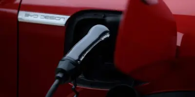 Le gouvernement accélère l'électrification et planifie une sortie progressive des hydrocarbures