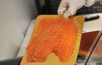 Le mystère du carton doré sous le saumon fumé : entre tradition festive et marketing