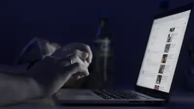 Le 'sleep porn' : des communautés en ligne organisent des viols de femmes droguées